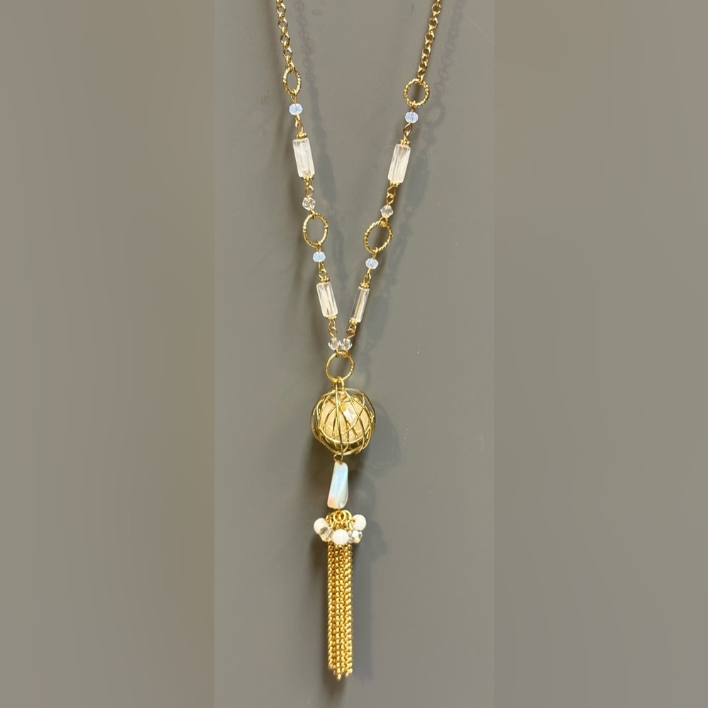 ❤️NWOT. Chic Gold and Pearl Necklace